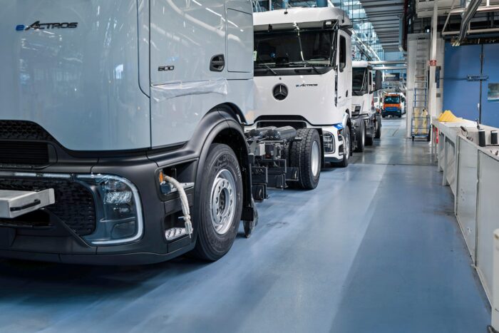daimler truck mercedes benz eactros 600 e lkw electric truck produktion production hintergrund background 2024 16 min