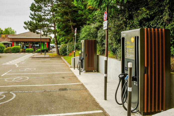 delta electronics ufc200 ladestation estación de carga mcdonalds frankreich france 2024 01 min