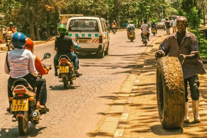 kigali motos tráfico imagen simbólica recortada