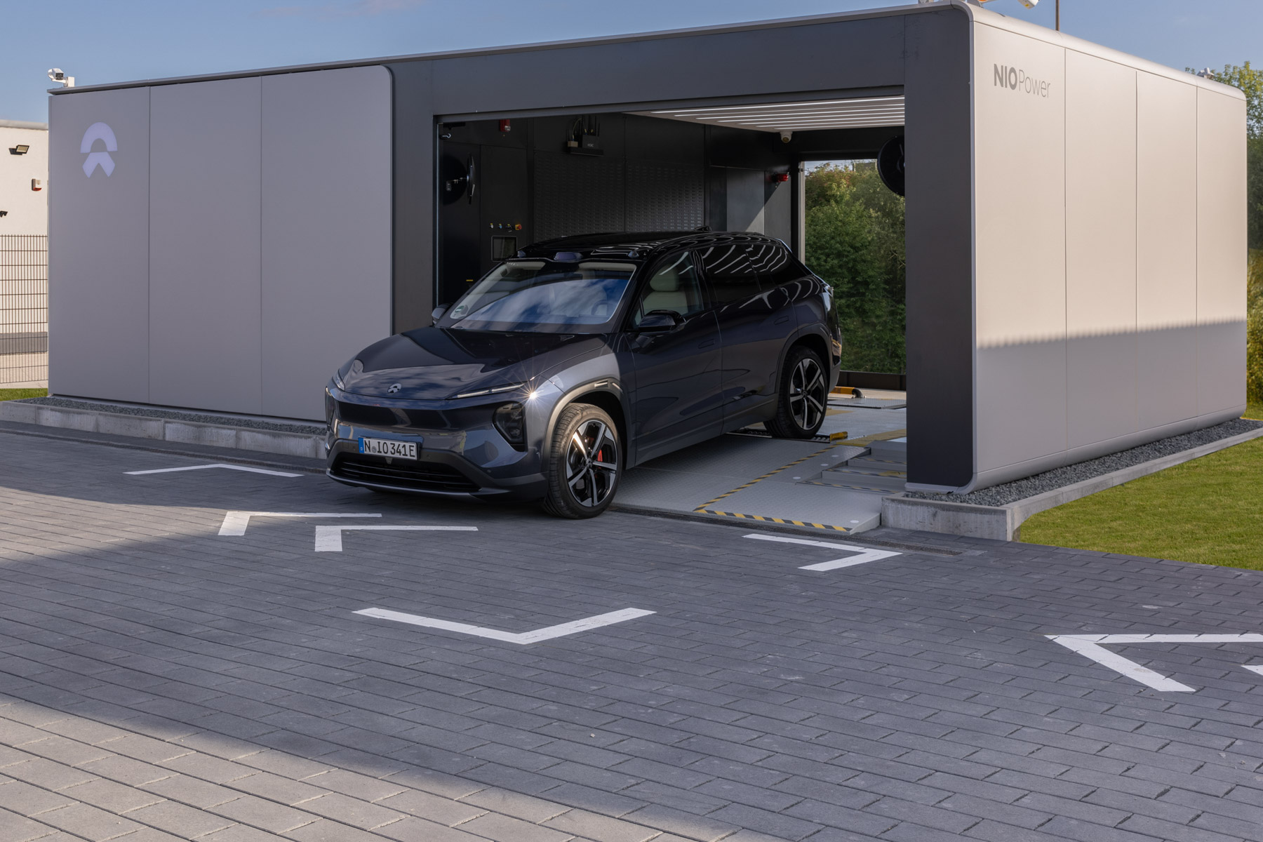 Changing batteries on long journeys what is Nio s Power Swap capable of electrive
