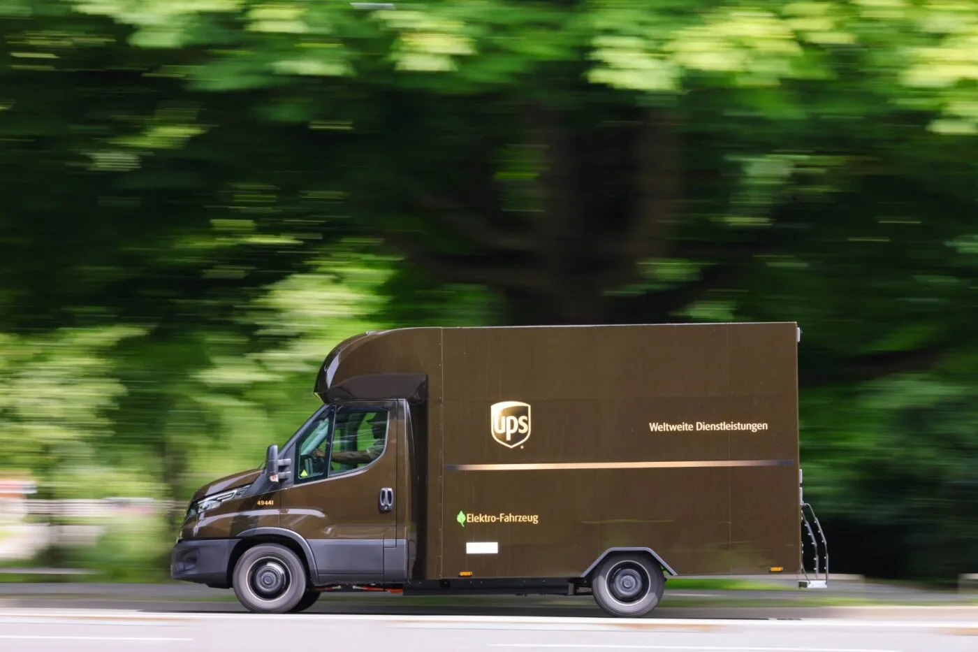 zustellfahrzeug ups vehículo de reparto iveco edaily 2024 02