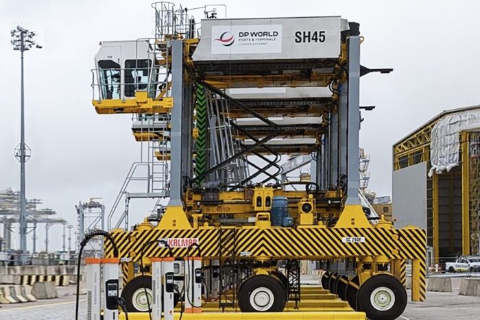 Kempower satellites with kalmar straddle carriers at dp world london gateway