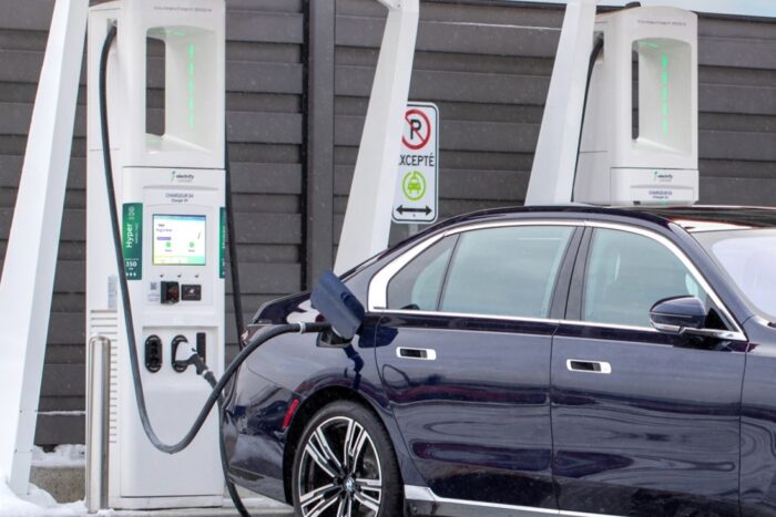 Electrify canada ladestation charging station bmw i7 kanada min cropped