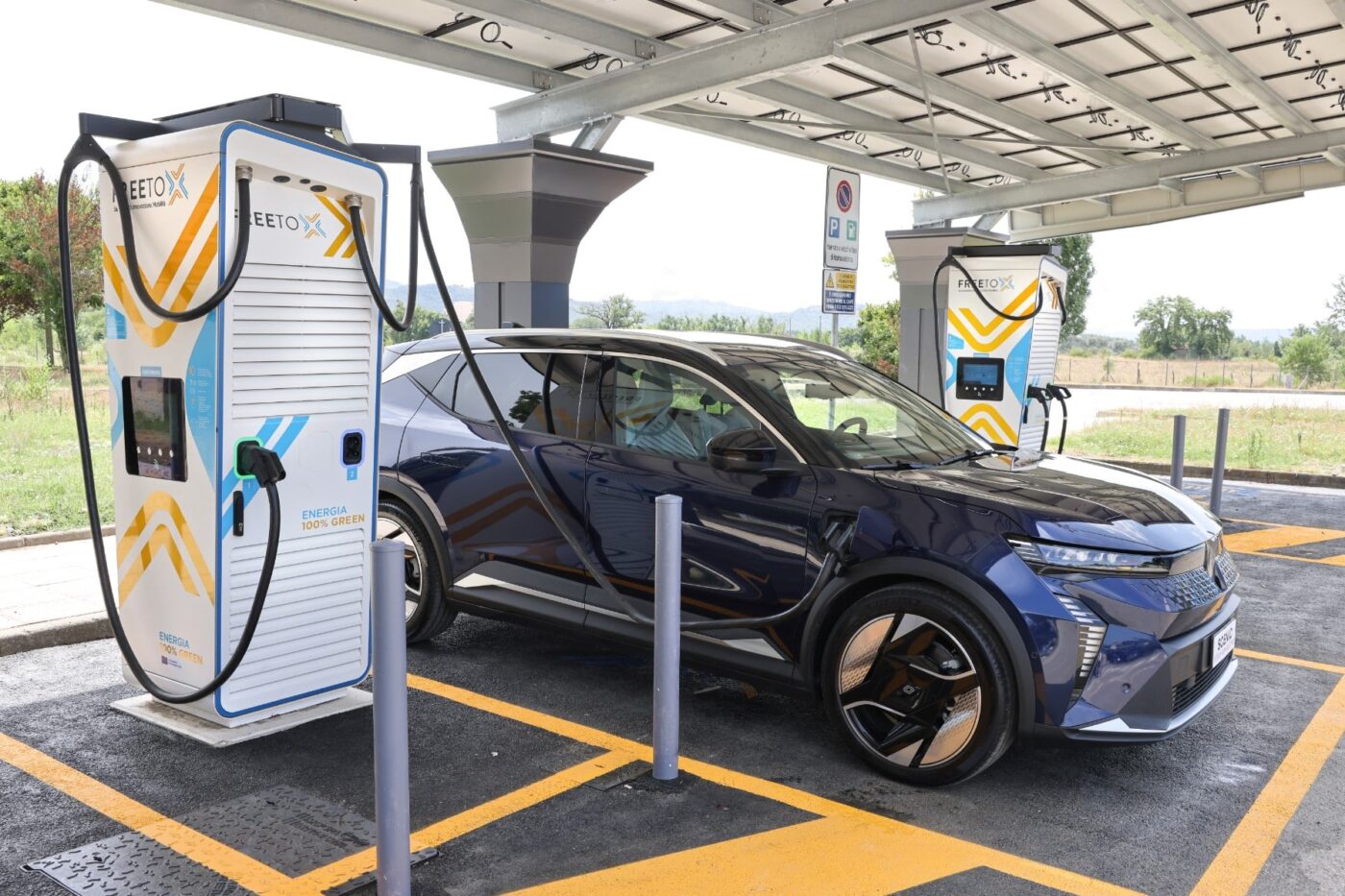free to x ladestation charging station italien italy renault scenic 2025 02 min free to x ladestation charging station italien italy renault scenic 2025 02 min