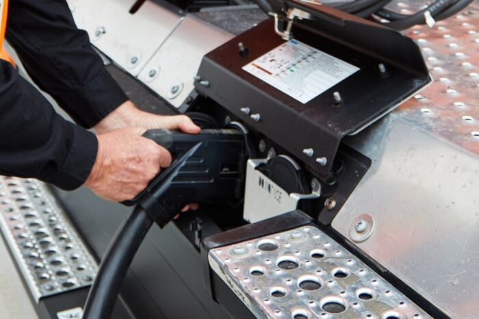 Freightliner ecascadia e lkw electric truck schneider national ladestation charging station usa min cropped