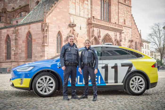 Polizei basel tesla model x