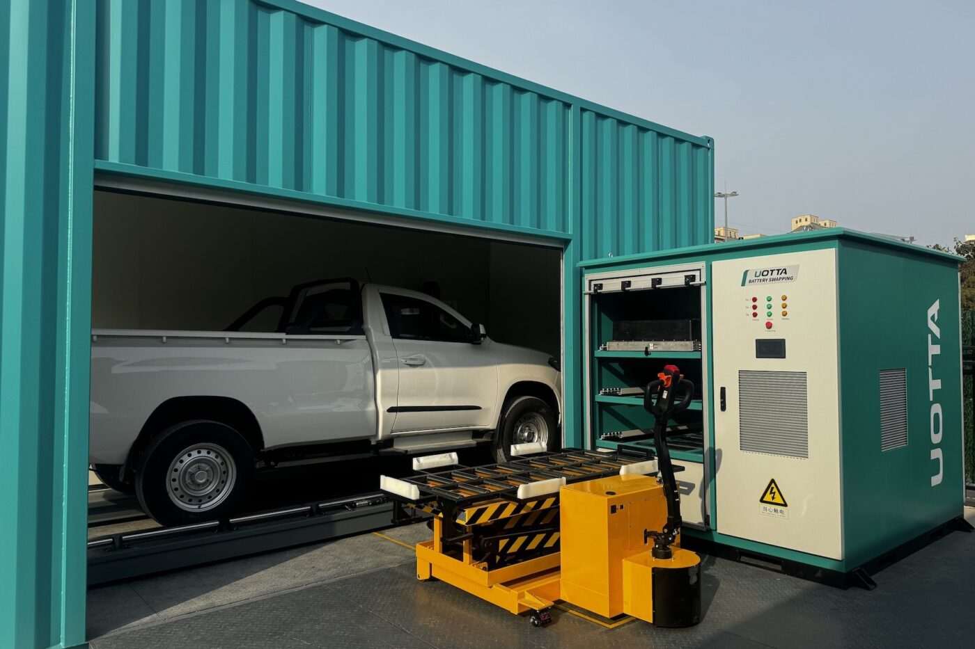 Uotta universal battery swapping station