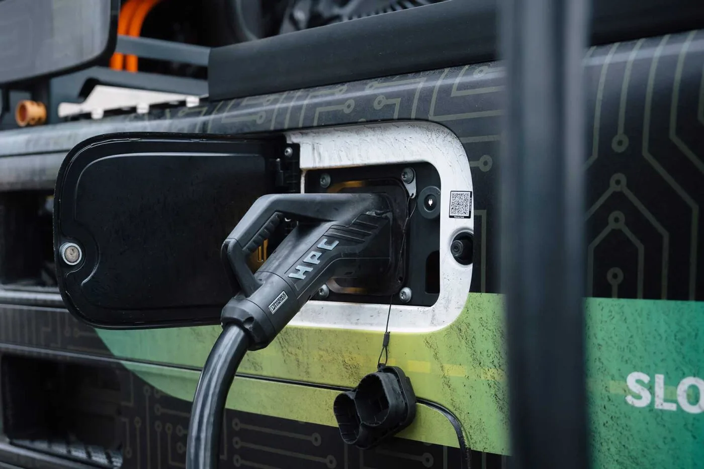 daimler truck mercedes benz eactros 600 winter testing e lkw electric truck ccs ladestation charging station 2025 01 min daimler truck mercedes benz eactros 600 winter testing e lkw electric truck ccs ladestation charging station 2025 01 min