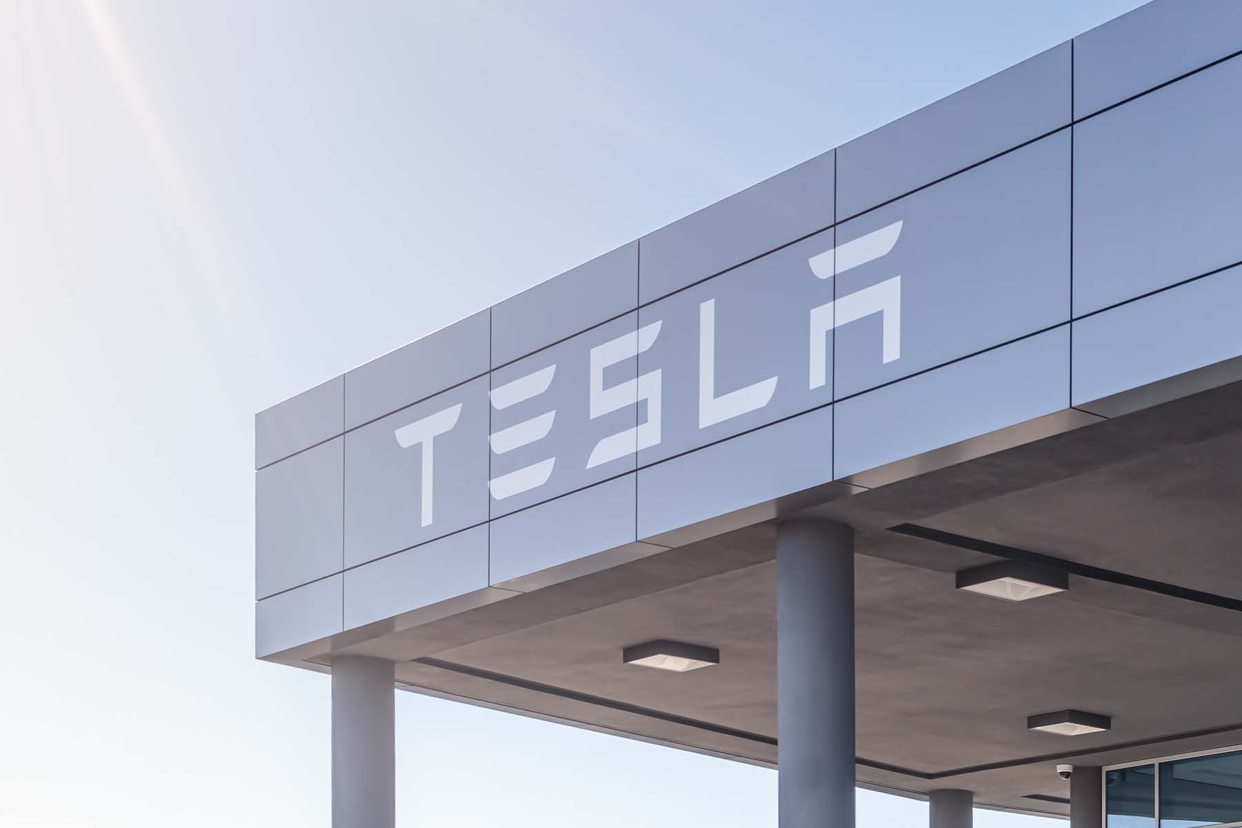 Tesla pone fin al proyecto del superordenador electrive