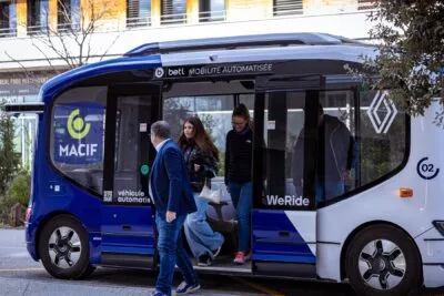 Una fotografía de un miniBus eléctrico Renault que circula en Valence, Francia