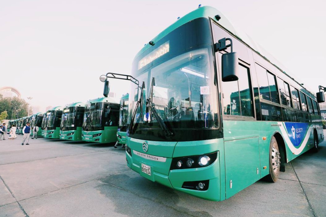 Addis Abeba Etiopía autobuses eléctricos dragón dorado recortado