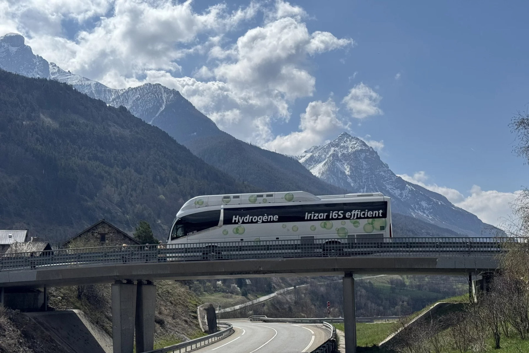 Record-Setting Journey: Irizar i6S Efficient Hydrogen Coach Makes Historic Trip to French Alps