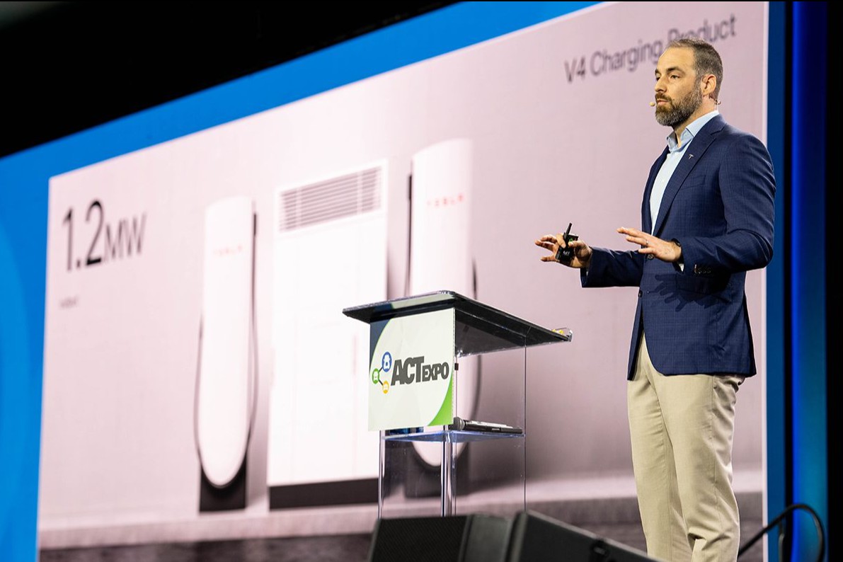 El acto de las estaciones de carga de los semirremolques Tesla priestley recortado