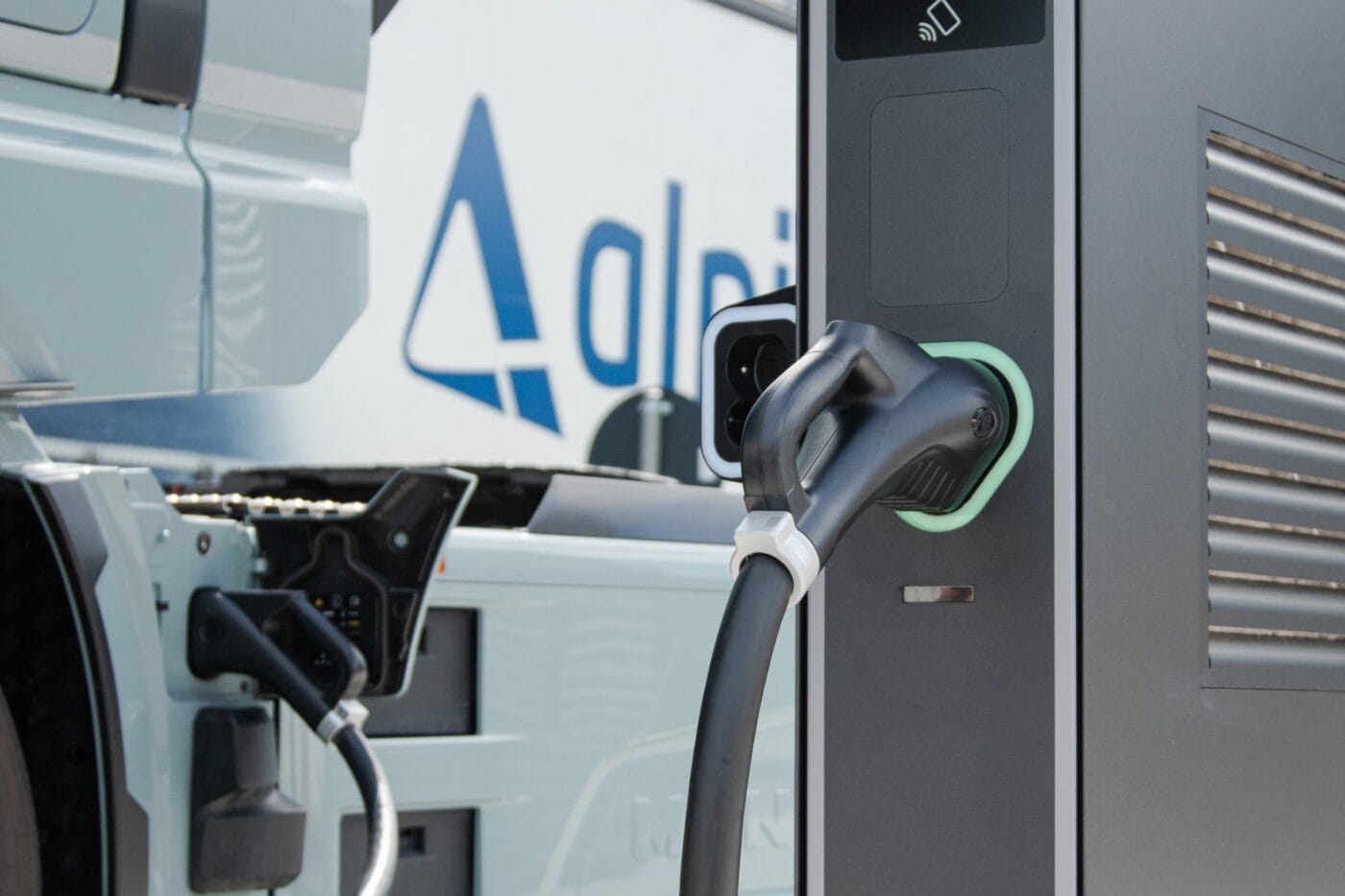 alpitronic hyc1000 autostrada del brennero brennerautobahn italia bozen ladestation estación de carga e lkw camiones eléctricos mcs 2025 01 min alpitronic hyc1000 autostrada del brennero brennerautobahn italia bozen ladestation estación de carga e lkw camiones eléctricos mcs 2025 01 min
