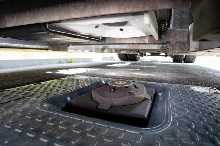 Fraunhofer ivi underfloor charging system electric trucks stadtreinigung dresden