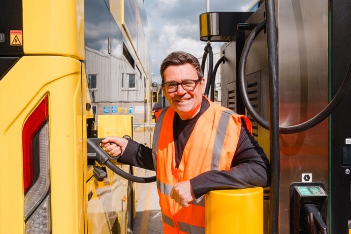 El alcalde del Gran Manchester, Andy Burnham, en la estación de autobuses de Ashton