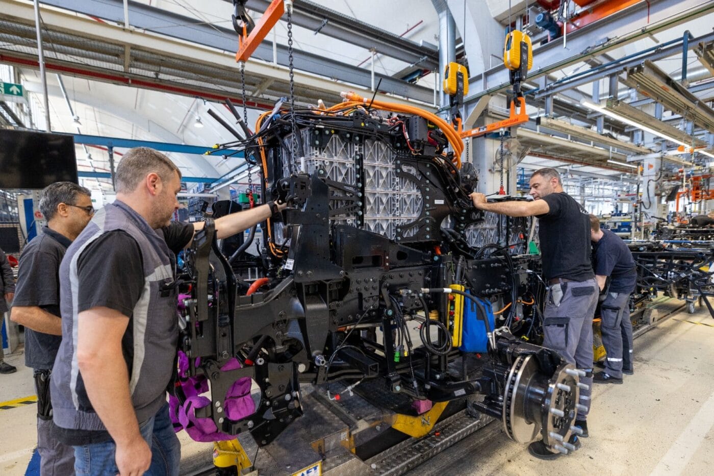 man etruck etgx e lkw electric truck produktion production 2025 02 min man etruck etgx e lkw electric truck produktion production 2025 02 min