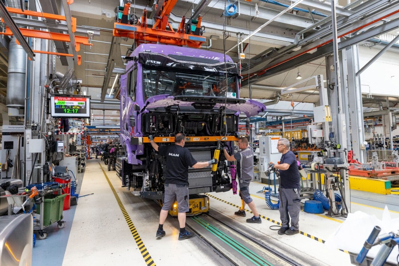 man etruck etgx e lkw electric truck produktion production 2025 04 min man etruck etgx e lkw electric truck produktion production 2025 04 min