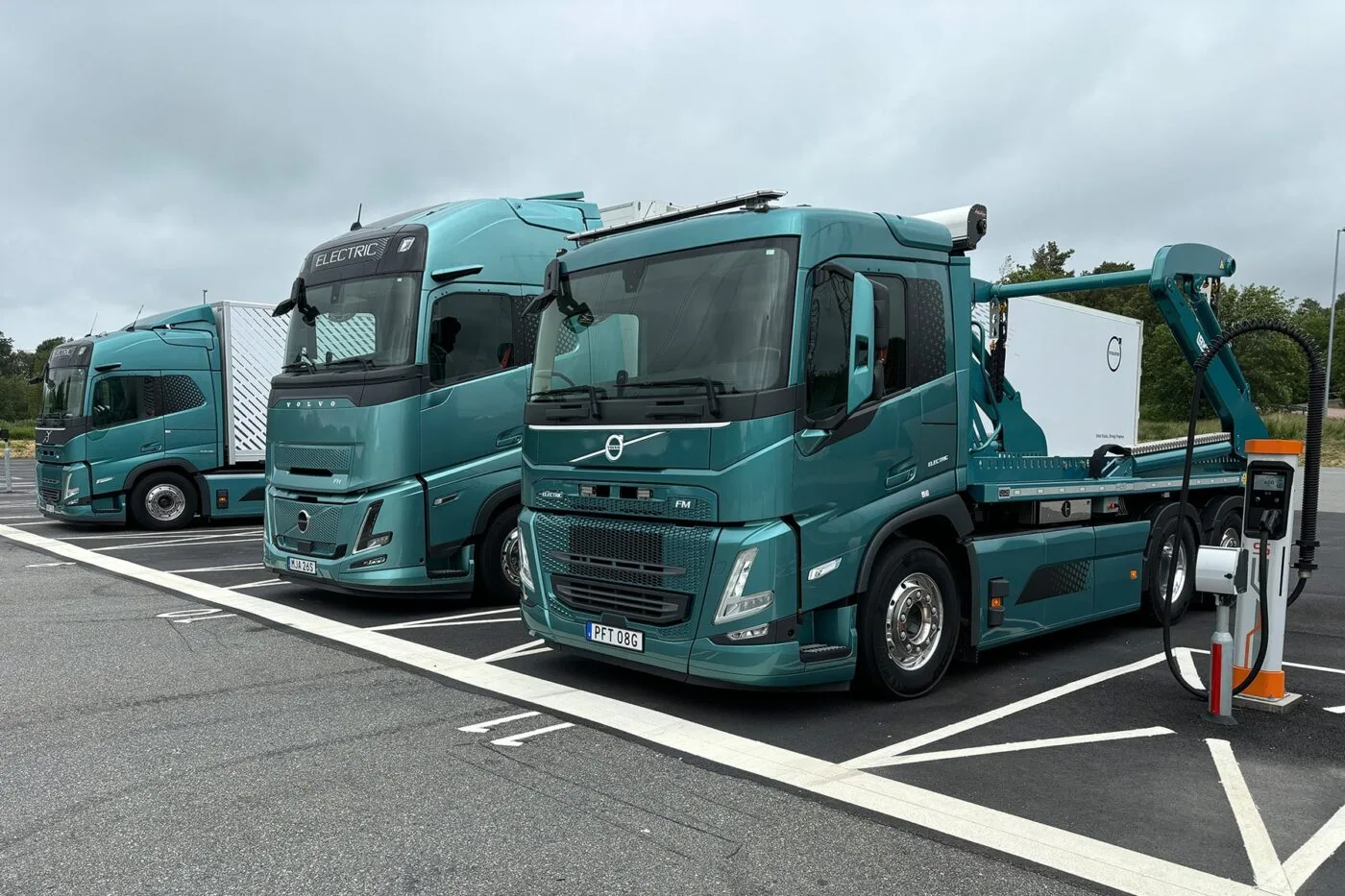 volvo trucks fm electric fh electric e lkw electric truck kempower ladestation charging station schweden sweden 2025 02 min volvo trucks fm electric fh electric e lkw electric truck kempower ladestation charging station schweden sweden 2025 02 min