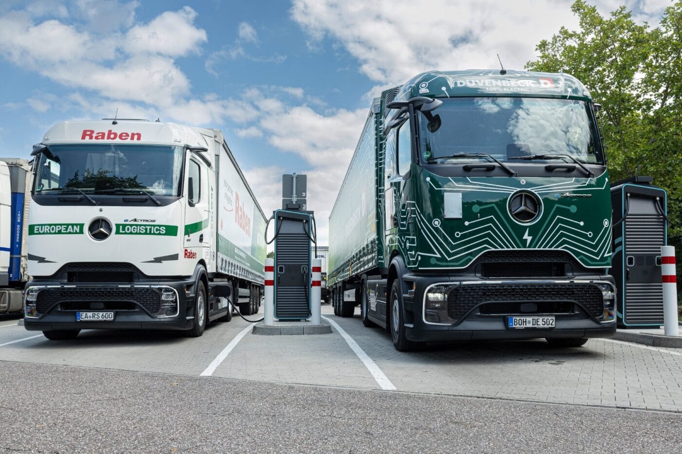 daimler truck mercedes benz eactros 600 e lkw electric truck raben duvenbeck ladestation charging station 2025 01 min daimler truck mercedes benz eactros 600 e lkw electric truck raben duvenbeck ladestation charging station 2025 01 min