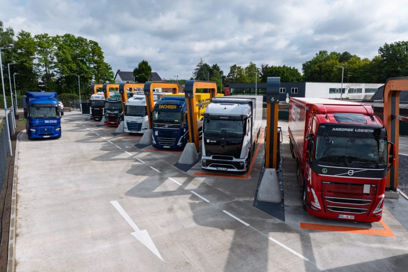 milence ladestation charging station e lkw electric trucks recklinghausen 2025 04 min milence ladestation charging station e lkw electric trucks recklinghausen 2025 04 min