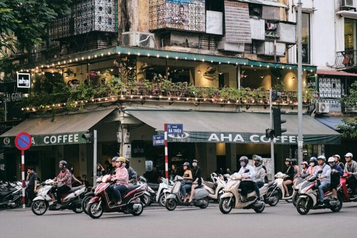Vietnam hanoi roller motorrad scooter motorcycle ice unsplash min
