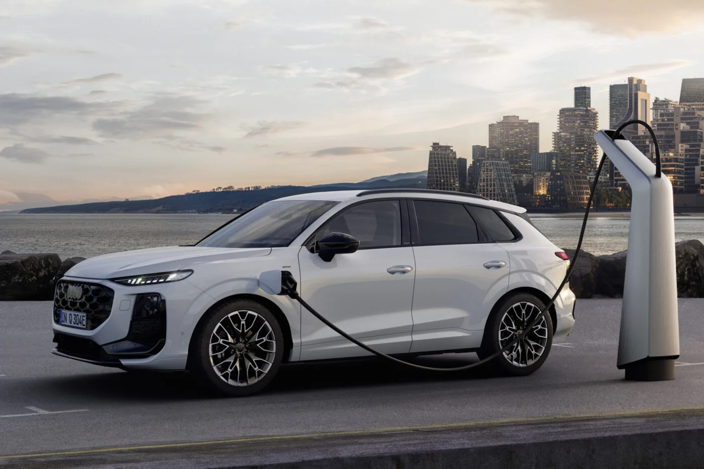 audi-q3-e-hybrid-phev-2025-2-1400x933.jp