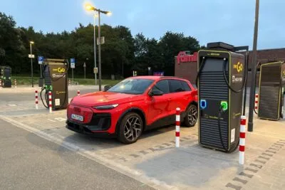 Ewe go hochtief estación de carga famila heide deutschlandnetz min