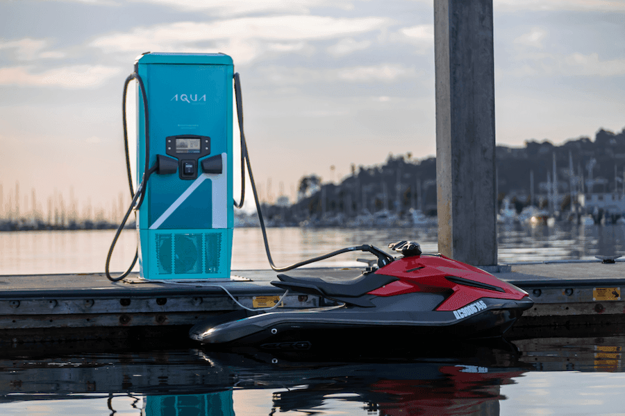Jetski taiga aqua superpower ladestation am wasser