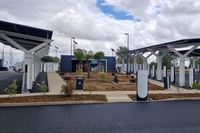 Tesla supercharger frankreich magnant bk lounge