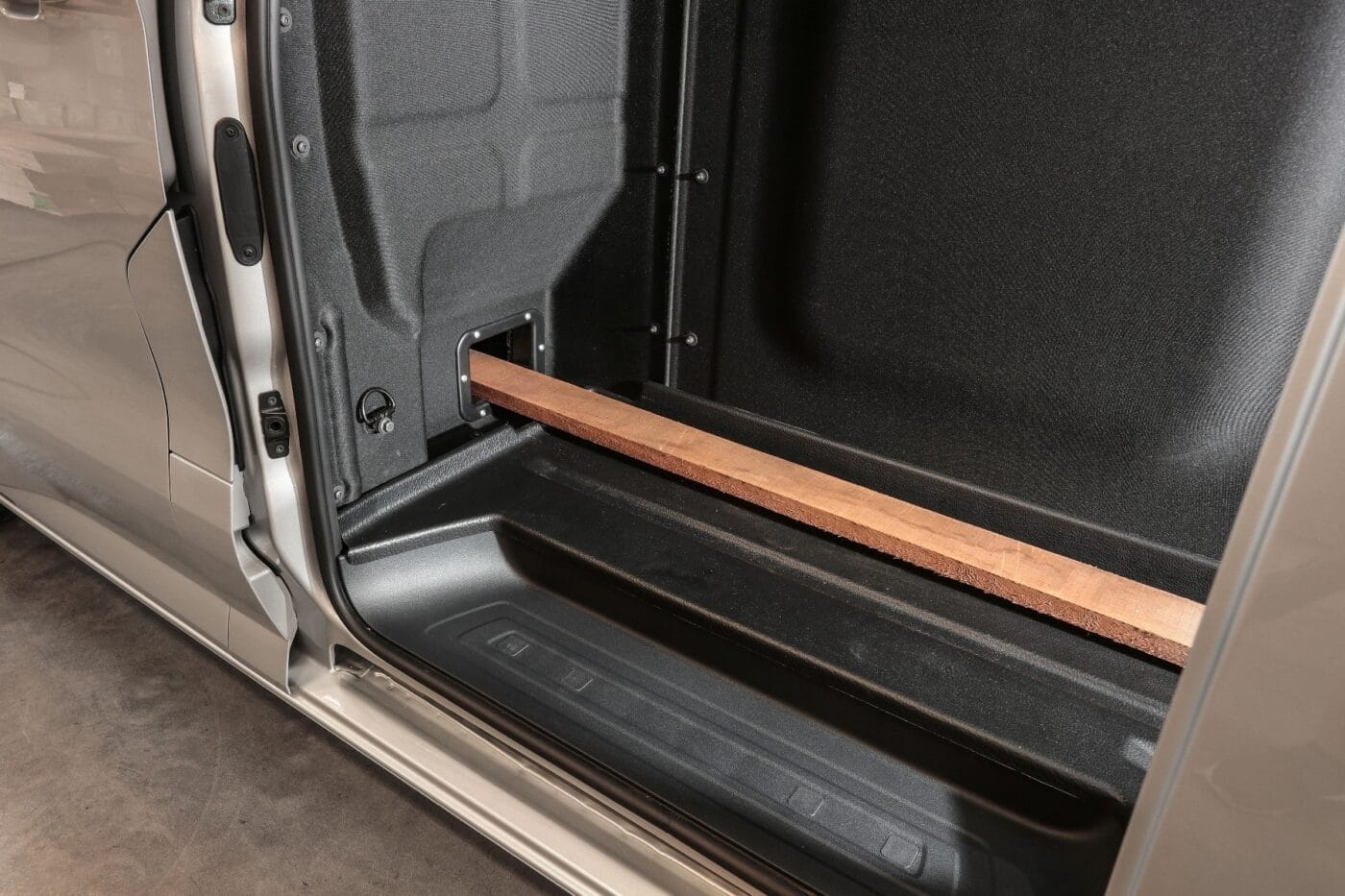 volkswagen transporter l trennwand 2025 02 min volkswagen transporter l trennwand 2025 02 min