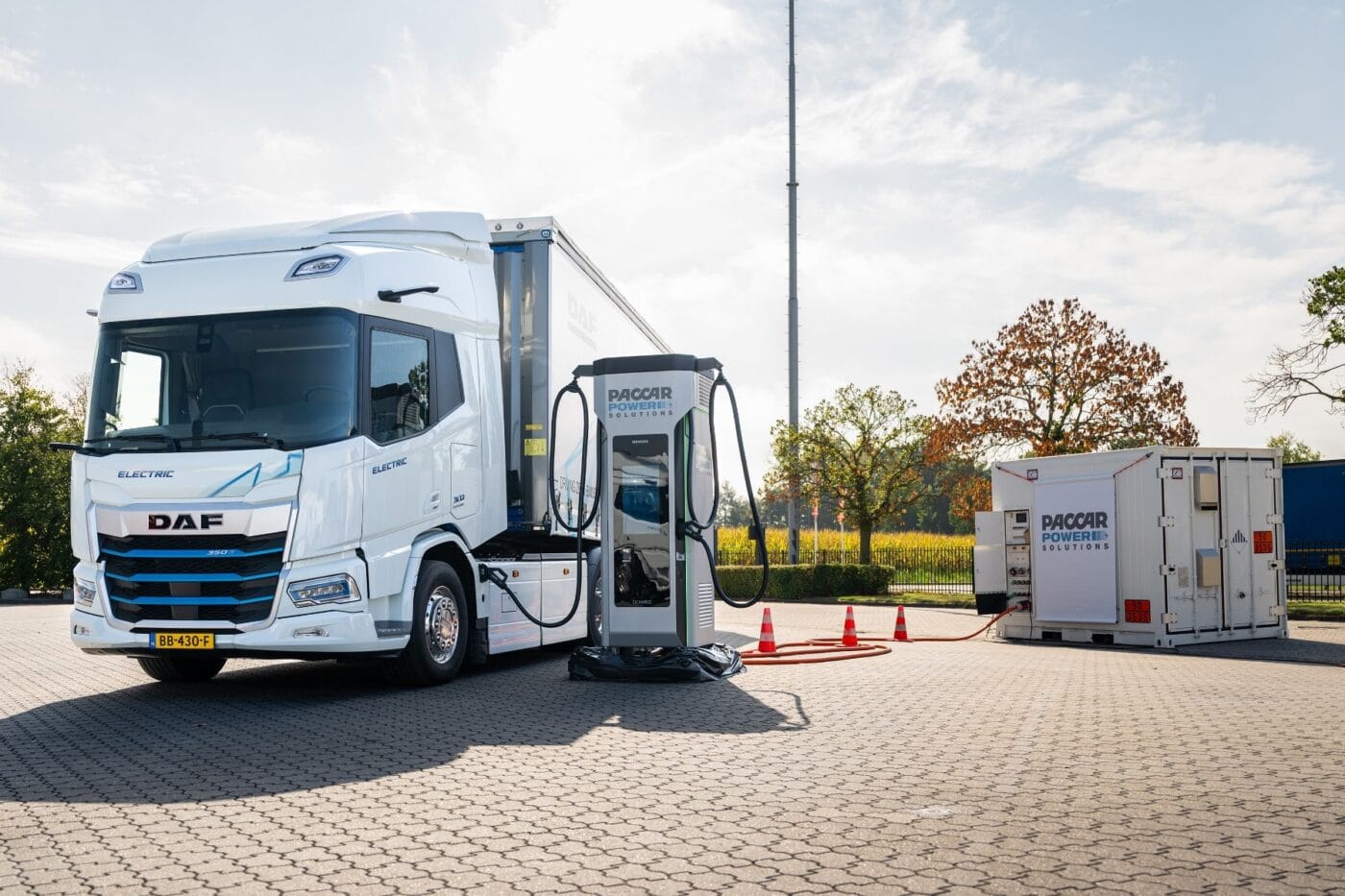 daf xd electric e lkw electric truck paccar power solutions ladestation charging station 2025 01 min daf xd electric e lkw electric truck paccar power solutions ladestation charging station 2025 01 min
