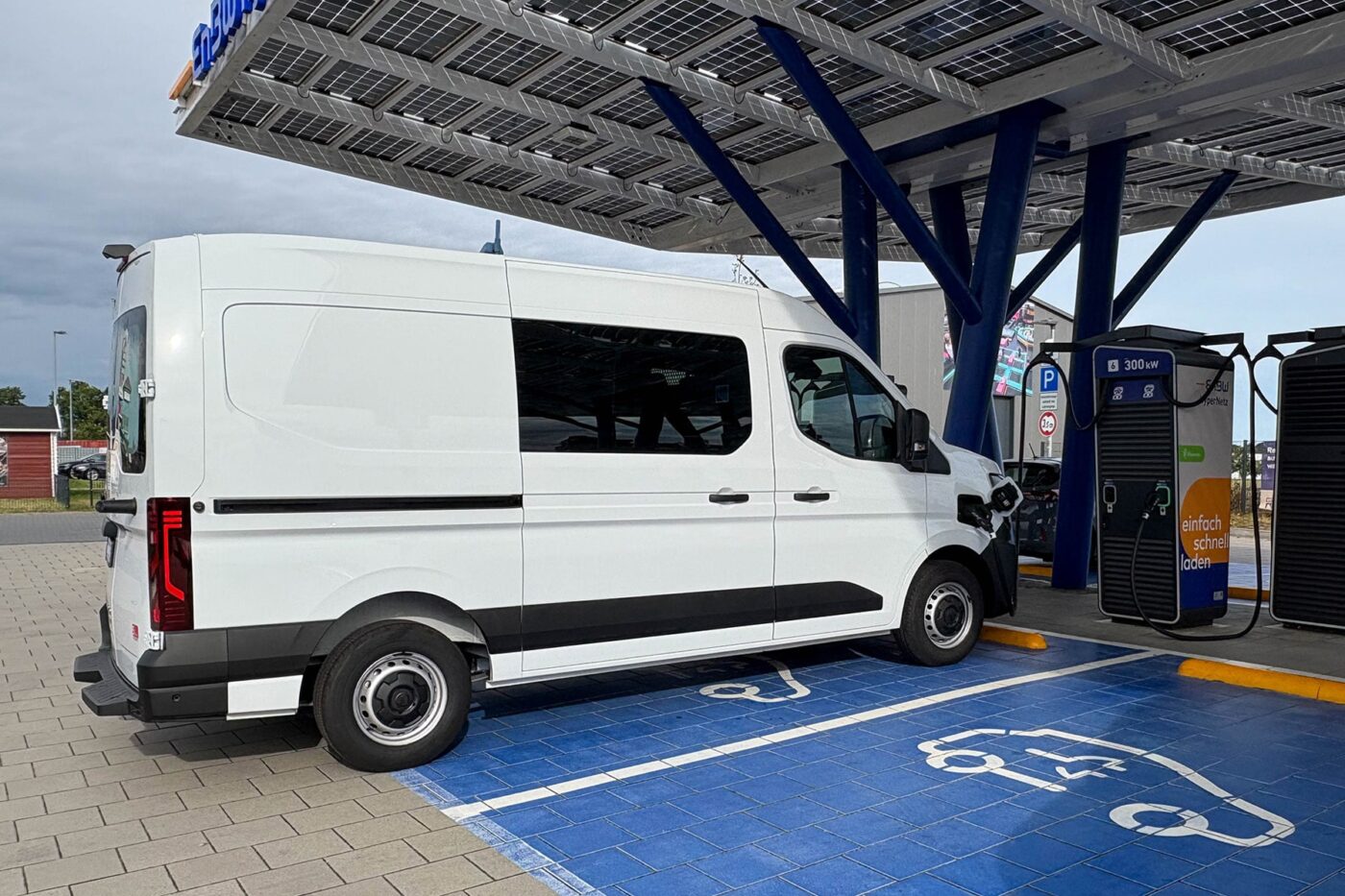 nissan interstar e fahrbericht 2025 02 enbw ladestation charging station min Nissan interstar e fahrbericht enbw ladestation charging station min