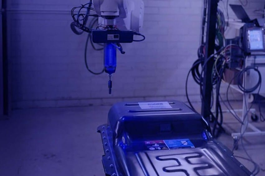 Robot de desmontaje de baterías de recirculación recortado