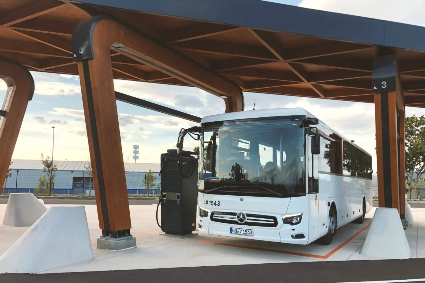 Daimler Buses builds public bus chargers - electrive.com, image size:1400x933
