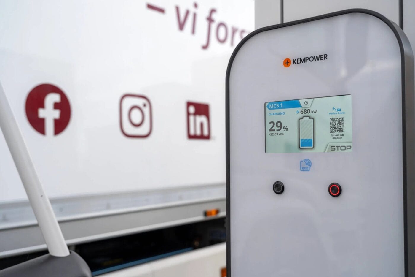 kempower mcs megawatt ladestation charging station scania e lkw electric truck akso norwegen norway 2025 02 min Kempower mcs megawatt ladestation charging station scania e lkw electric truck akso norwegen norway min
