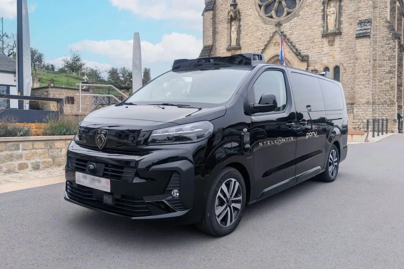 Stellantis peugeot e traveller robotaxi pony