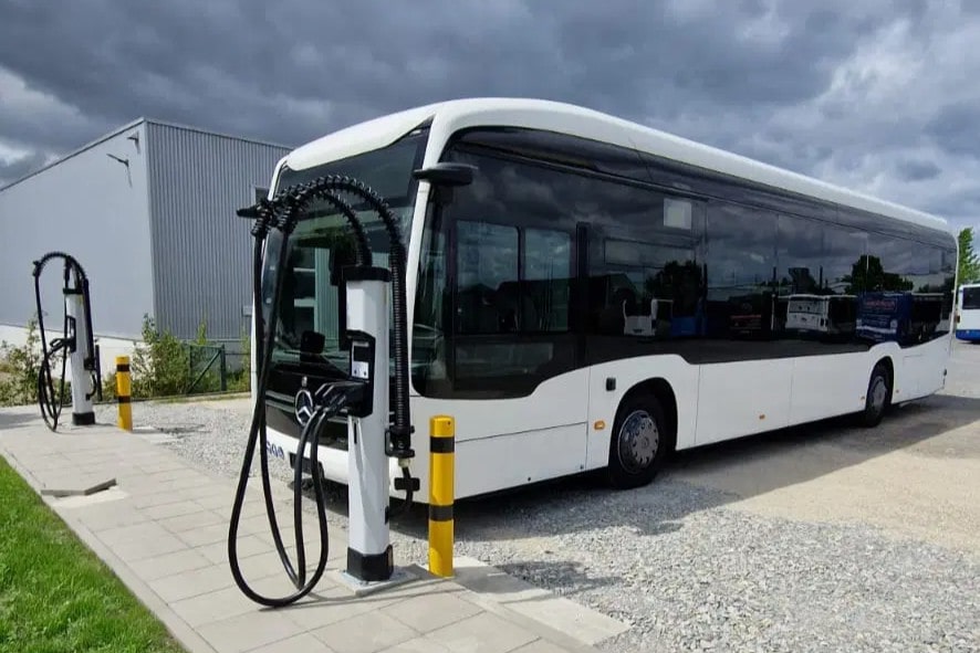 Daimler autobuses mercedes benz ecitaro elektrobus autobús eléctrico kvg lippe kempower ladestation estación de carga min
