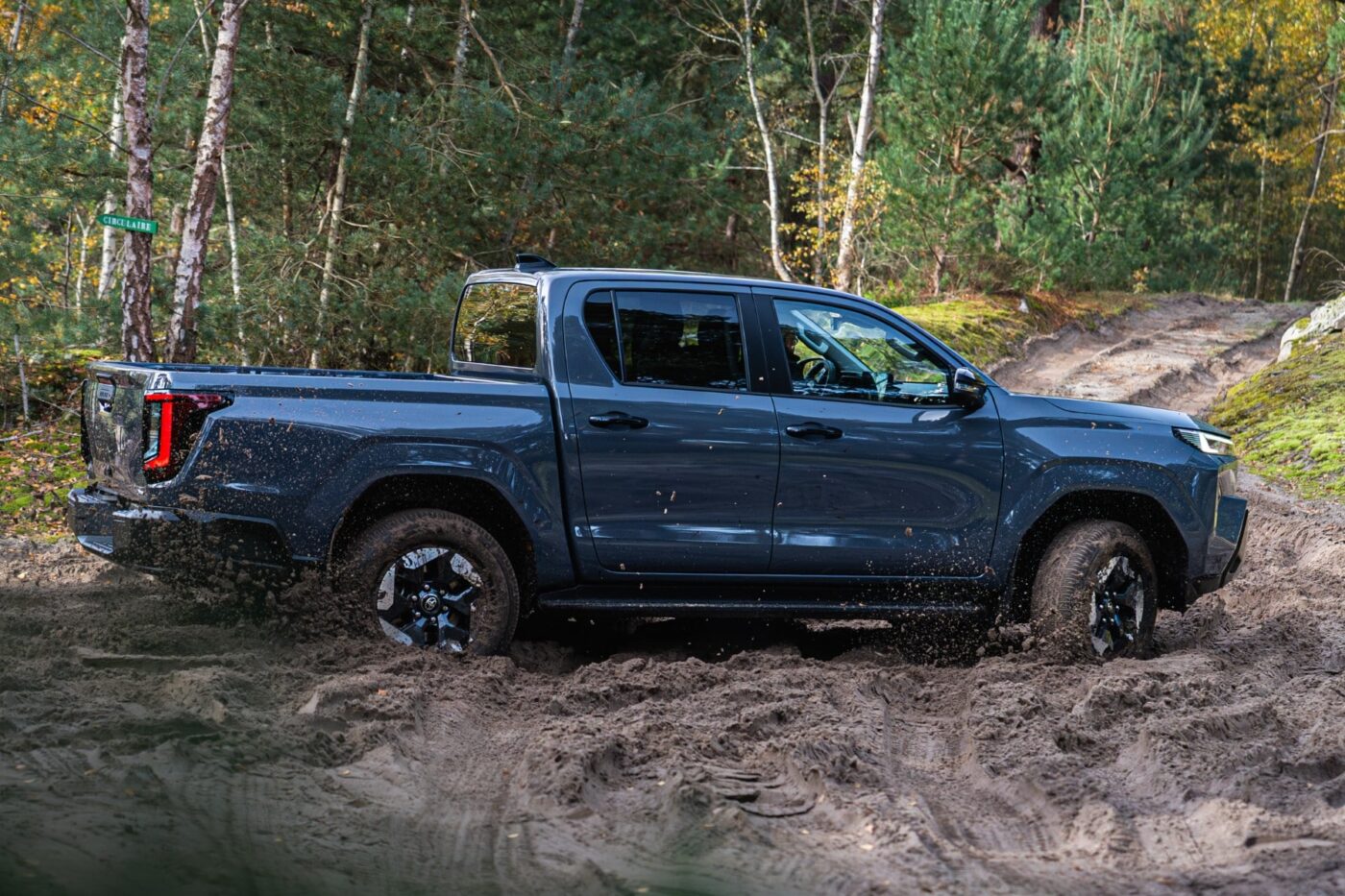 Toyota hilux bev min