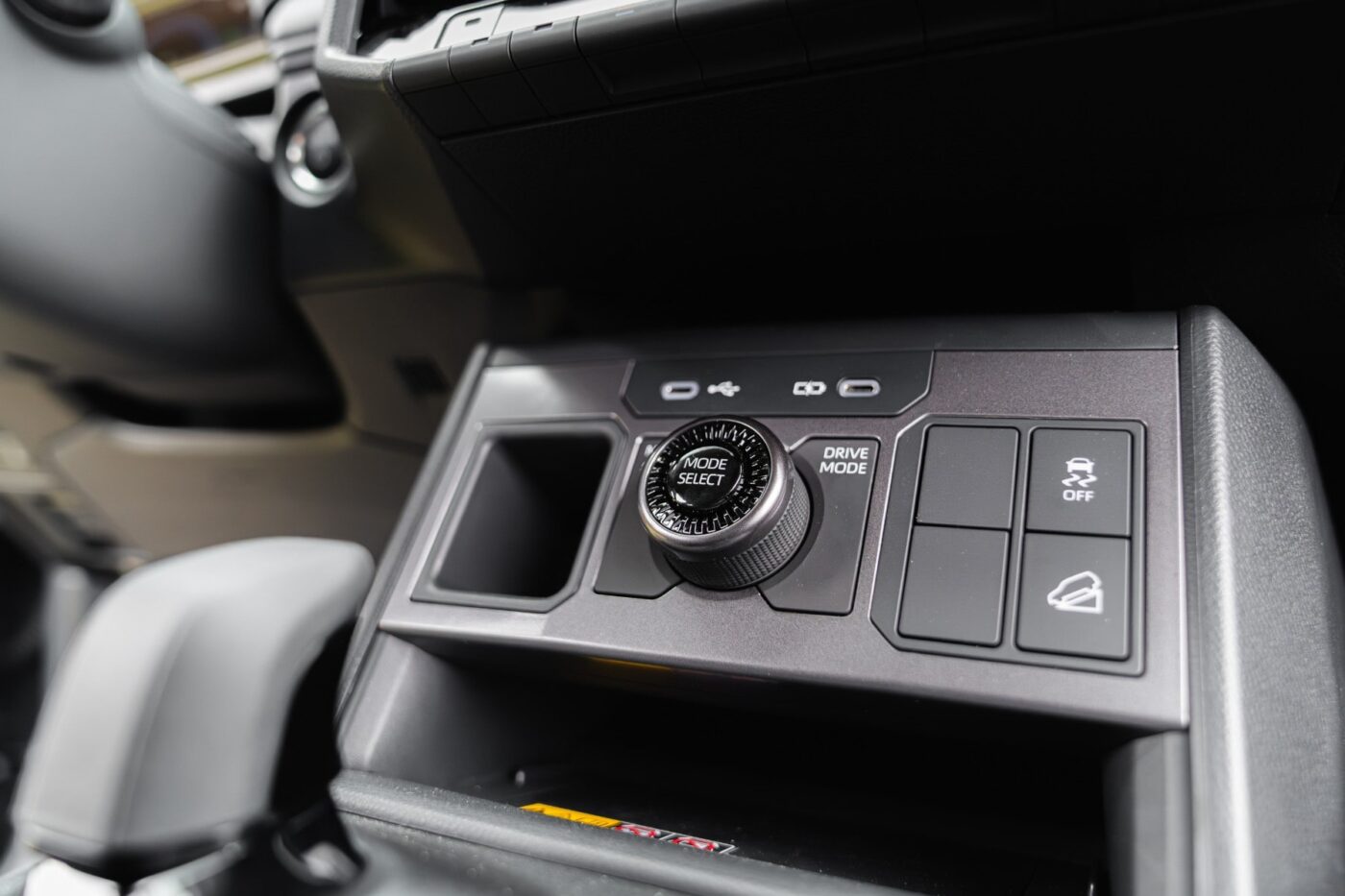 Toyota hilux bev min