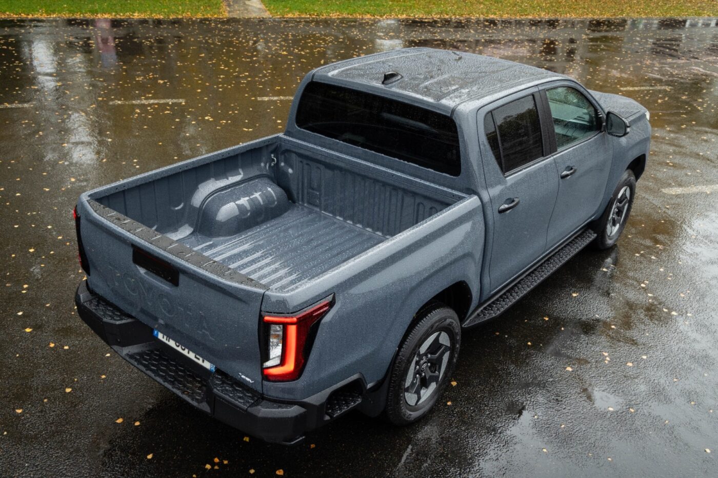 Toyota hilux bev min