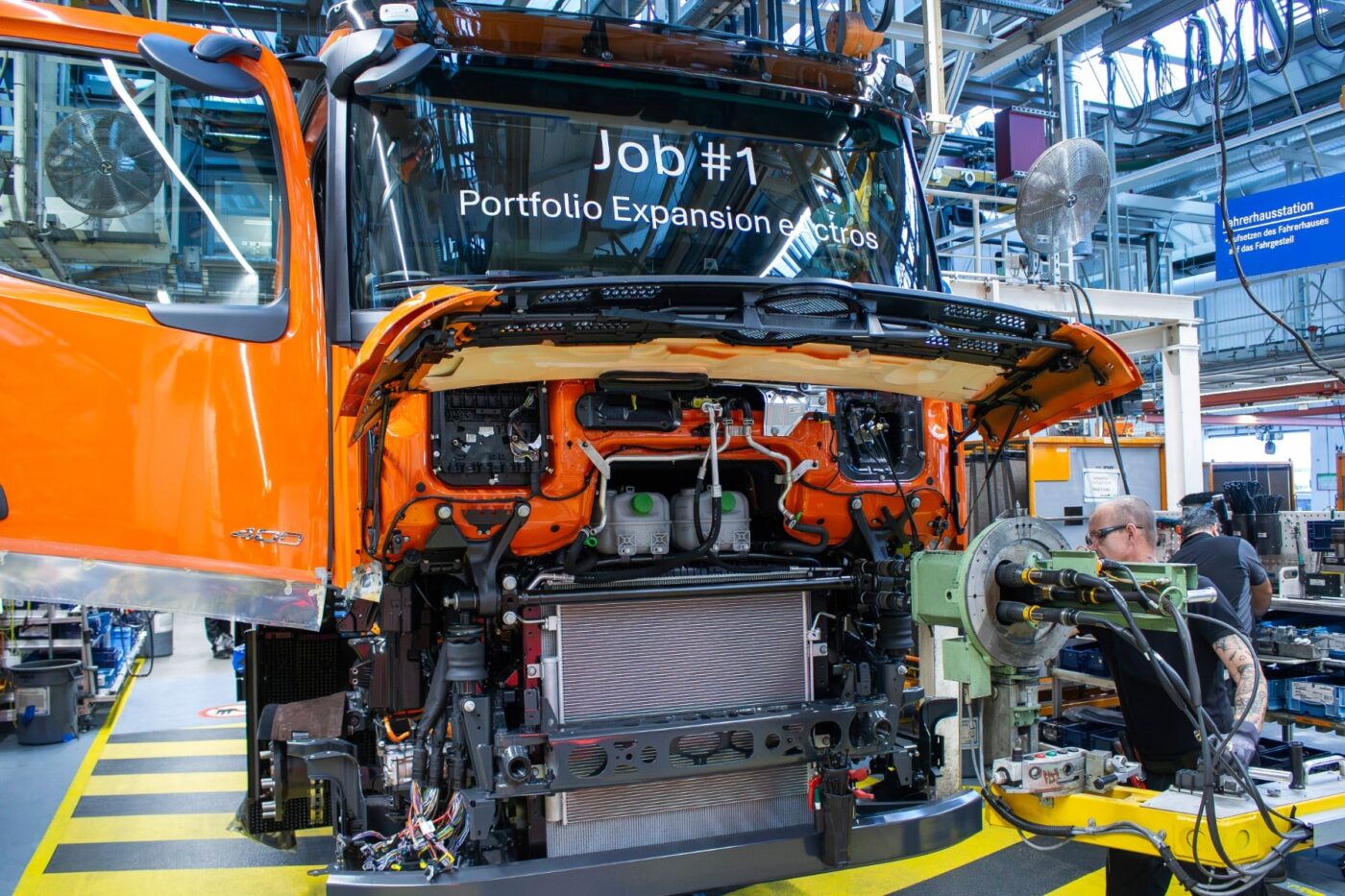 daimler truck mercedes benz eactros 400 e lkw electric truck produktion production 2025 01 min Daimler camión mercedes benz eactros e lkw camión eléctrico produktion producción min