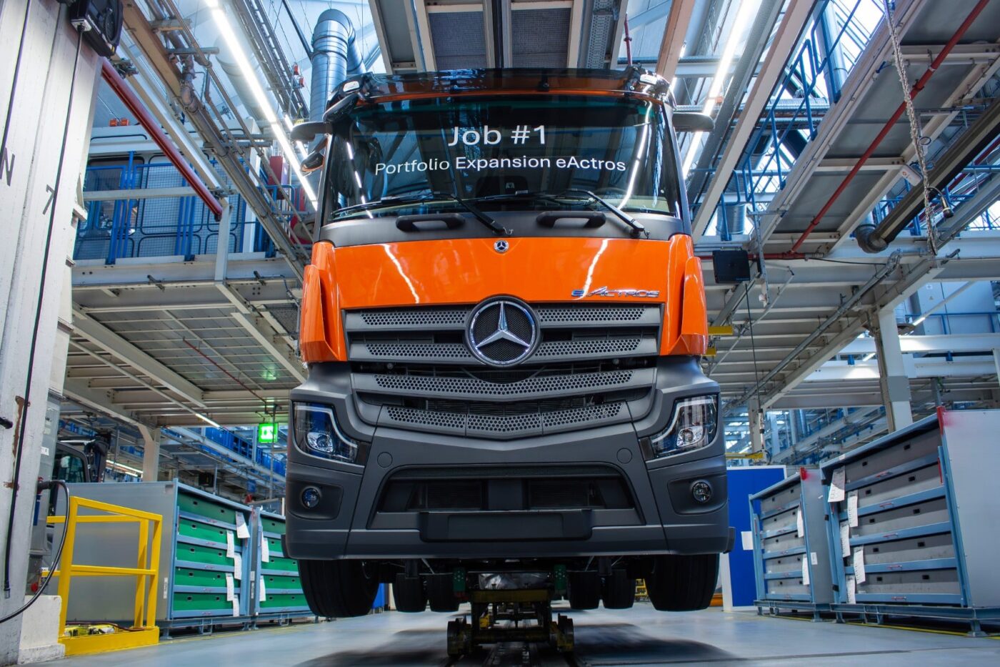 daimler truck mercedes benz eactros 400 e lkw electric truck produktion production 2025 02 min Daimler camión mercedes benz eactros e lkw camión eléctrico produktion producción min