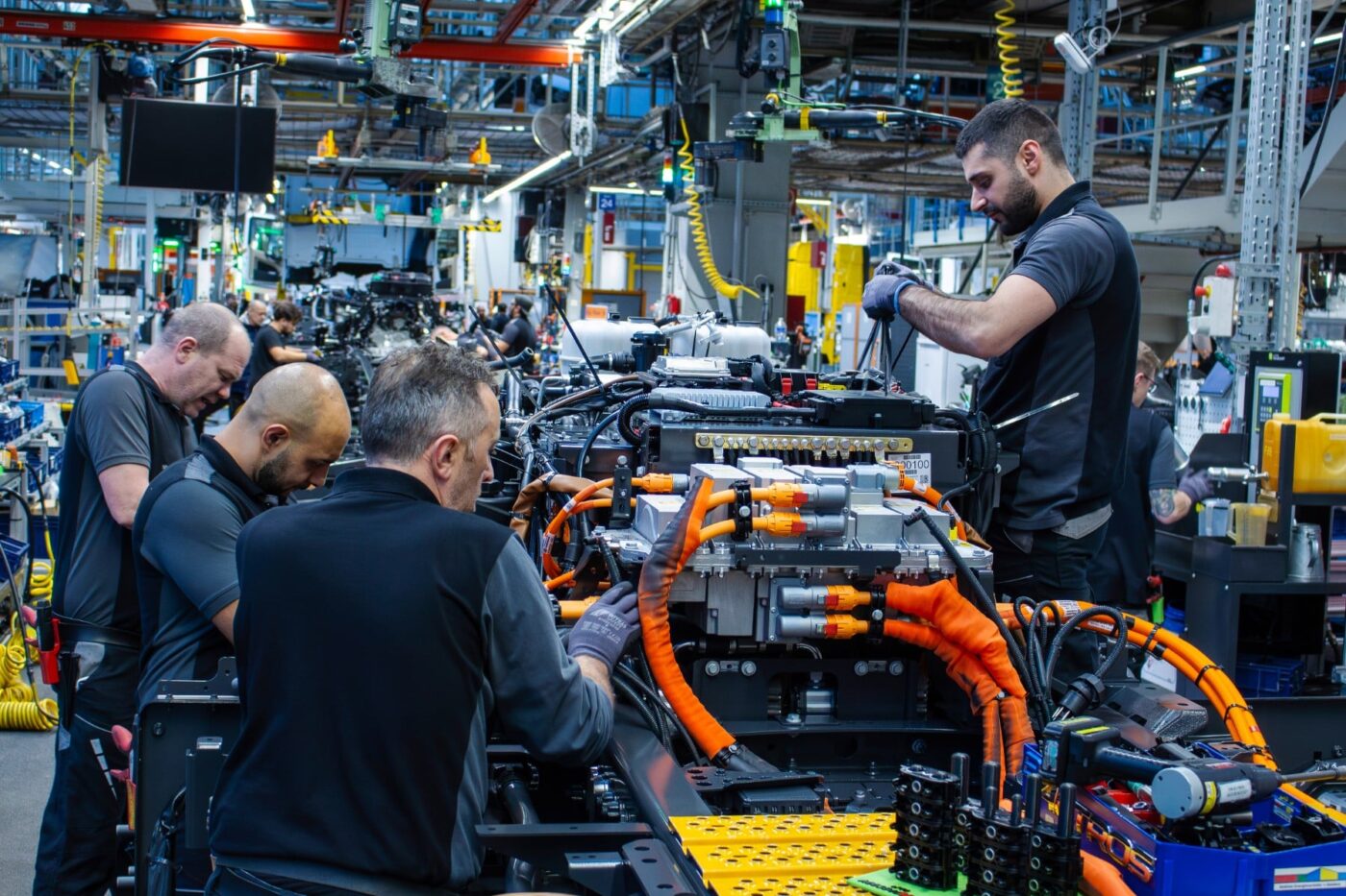 daimler truck mercedes benz eactros 400 e lkw electric truck produktion production 2025 05 min Daimler camión mercedes benz eactros e lkw camión eléctrico produktion producción min