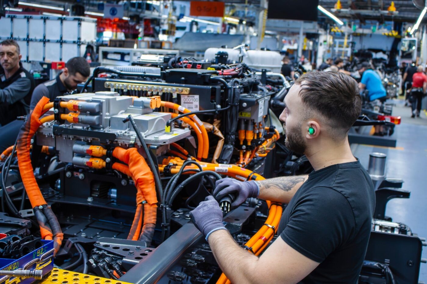 daimler truck mercedes benz eactros 400 e lkw electric truck produktion production 2025 06 min Daimler camión mercedes benz eactros e lkw camión eléctrico produktion producción min