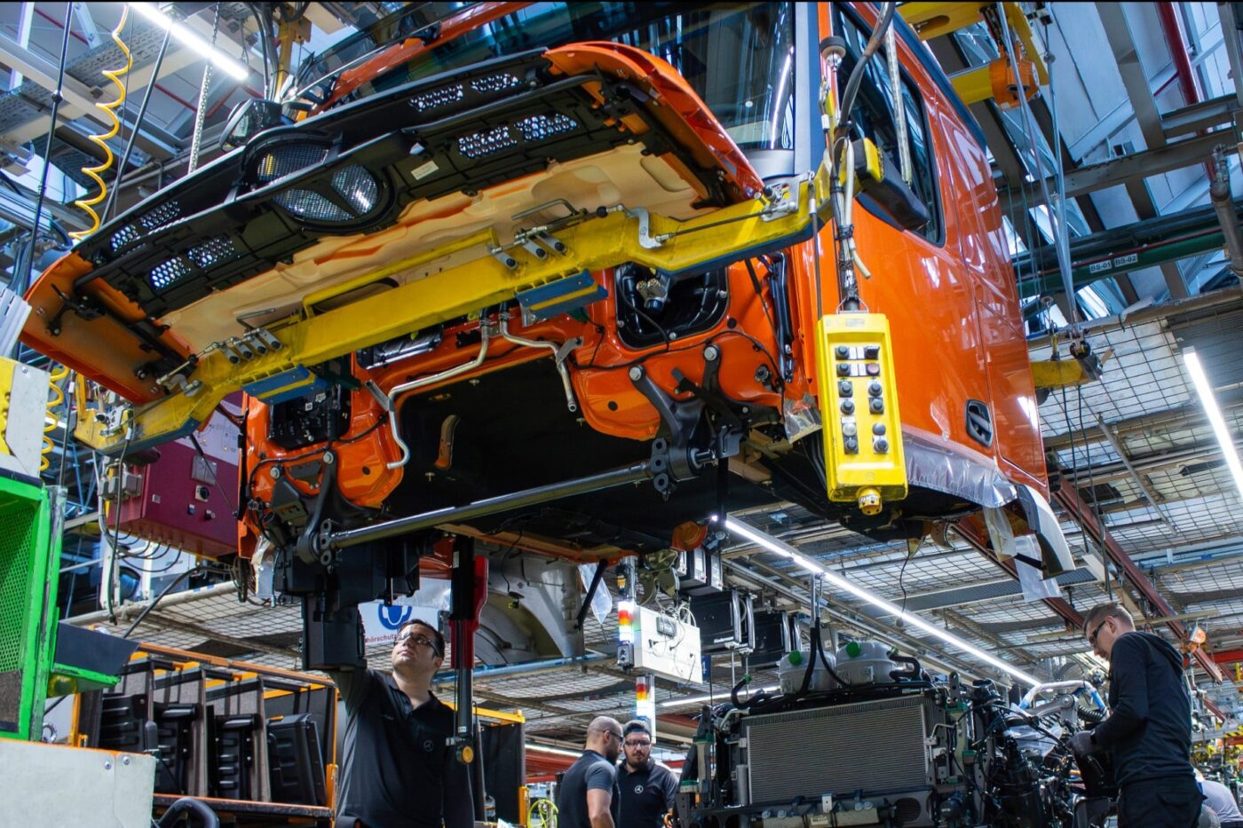 daimler truck mercedes benz eactros 400 e lkw electric truck produktion production 2025 07 min Daimler camión mercedes benz eactros e lkw camión eléctrico produktion producción min