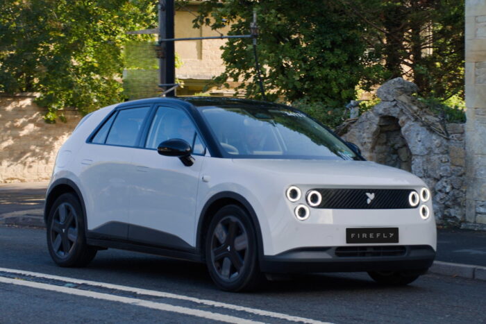 Firefly ev versión volante a la derecha tres cuartos delantero