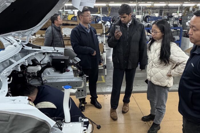 Kaly emotors visita la planta automovilística de skyworth