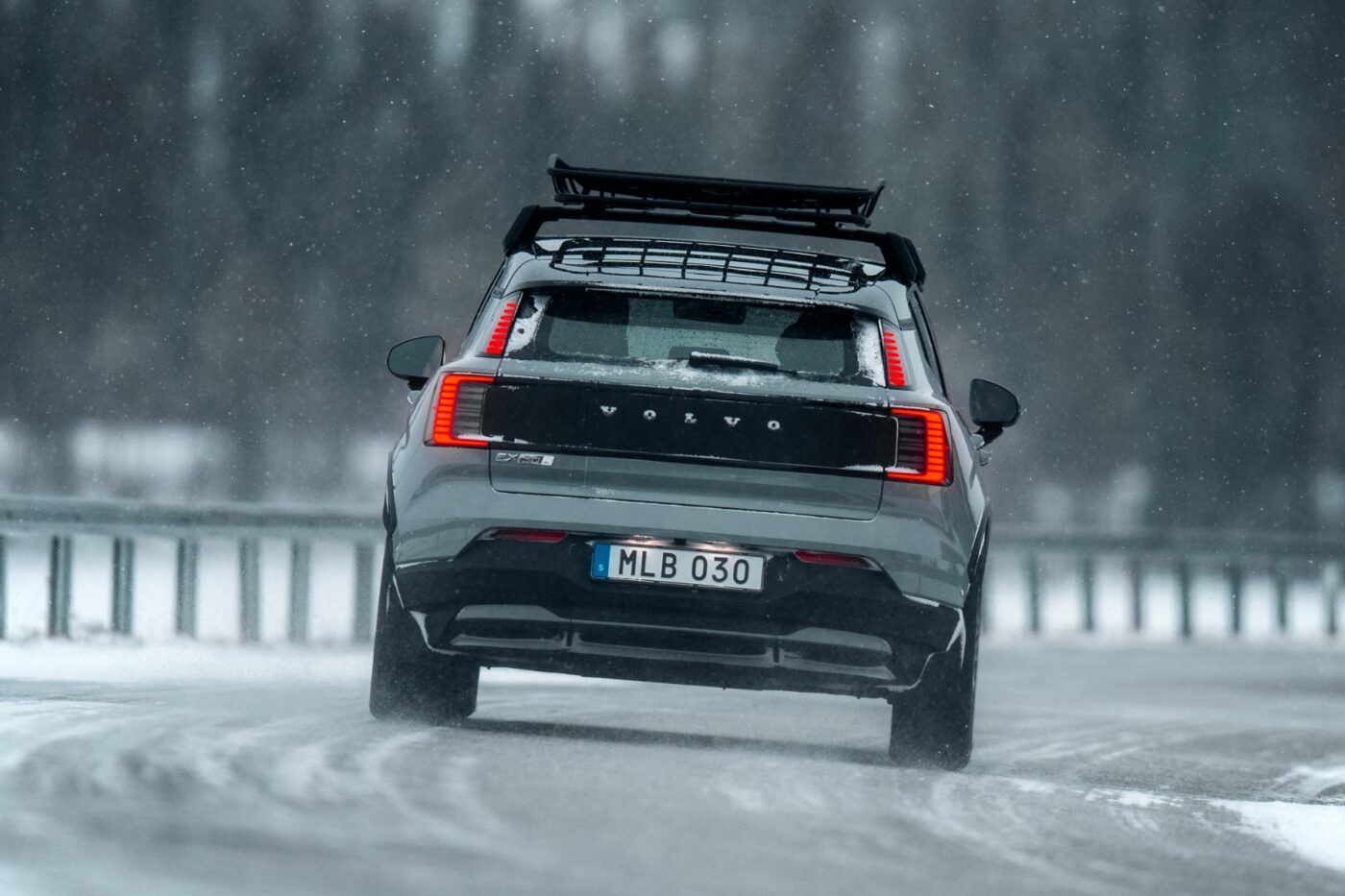 Volvo ex cross country exterior schweden fahraufnahme schwedisches kennzeichen