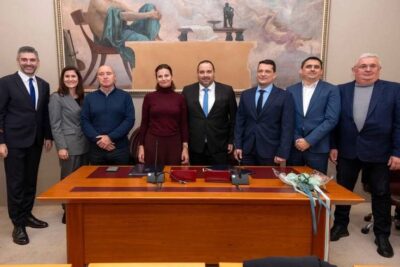 Las autoridades municipales de Dubrovnik firman un autobús eléctrico en Croacia